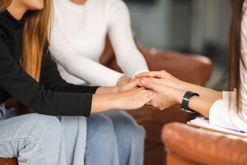 доктор поддерживает пациента перед лечением шизофрении